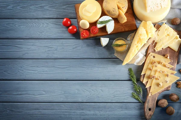 Složení s výběrem sýrů — Stock fotografie