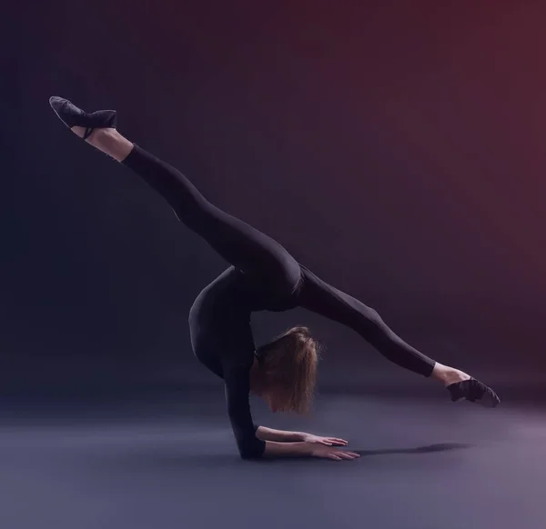 Chica joven haciendo gimnasia —  Fotos de Stock