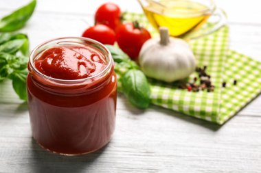 Kavanoz malzemelerle lezzetli ketçap