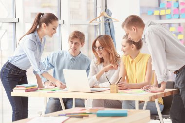 Takım genç pazarlama yöneticileri  