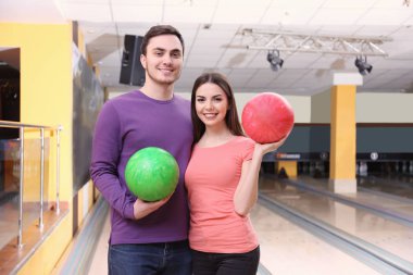 Genç adam ve kadın bowling kulübünde eğleniyor