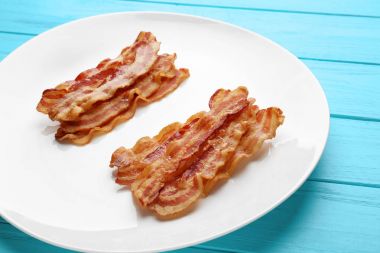 Kızarmış domuz pastırması dilimleri
