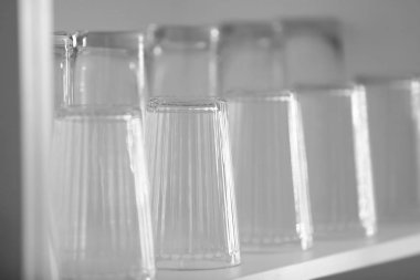 Satır raf boş bardak, 