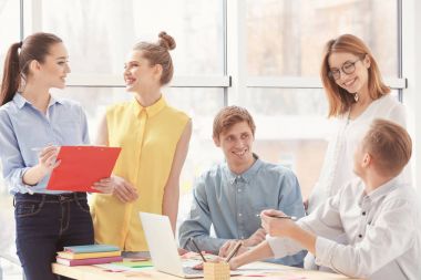 Takım genç pazarlama yöneticileri  