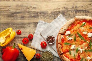 Taze malzemelerle dört peynirli pizza