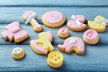 Sır ile süslenmiş bebek kurabiyeleri