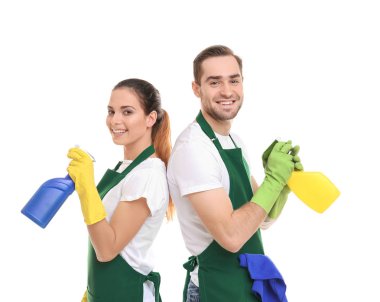 Temizlik hizmetleri ekibi beyaz zemin üzerine yeşil önlük içinde