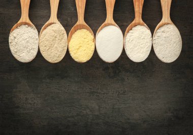 Kaşık un farklı tipleri ile 