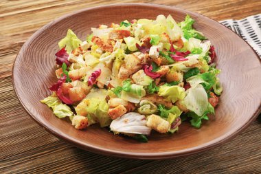 Tavuk salatalı tabak.  