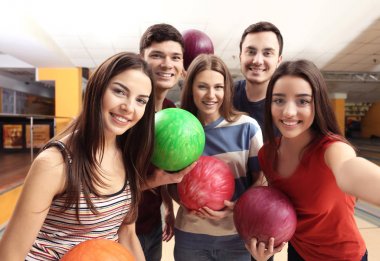 Selfie bowling club adlı alarak arkadaşlar