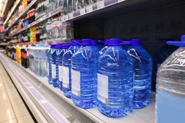 Şişe su süpermarkette rafta