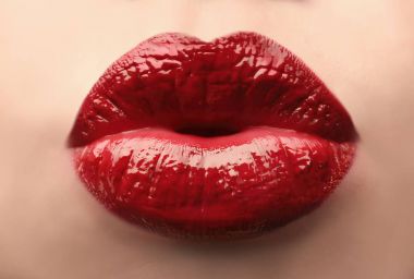 Kırmızı dudaklı kadın 