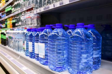 Şişe su süpermarkette rafta