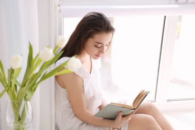 Kitap okuyan genç bir kadın