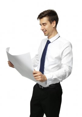 Genç bir mühendis holding blueprint beyaz arka plan üzerinde