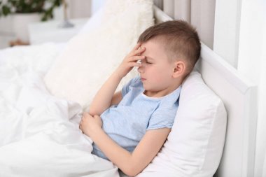 Küçük çocuk baş ağrısı acı 