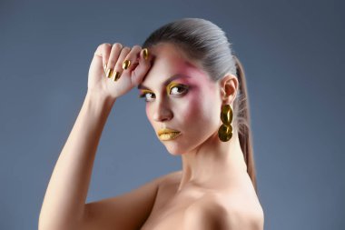 Tatil makyaj güzel kadınla görünümünü kapat