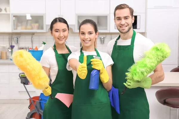 Equipe de serviço de limpeza no trabalho na cozinha — Fotografia de Stock