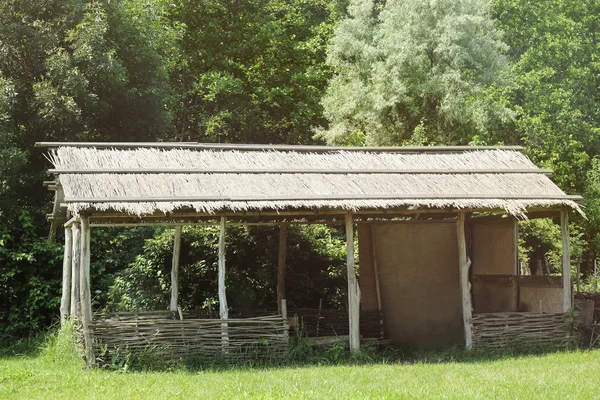 Terrain rural avec cour de cheval — Photo