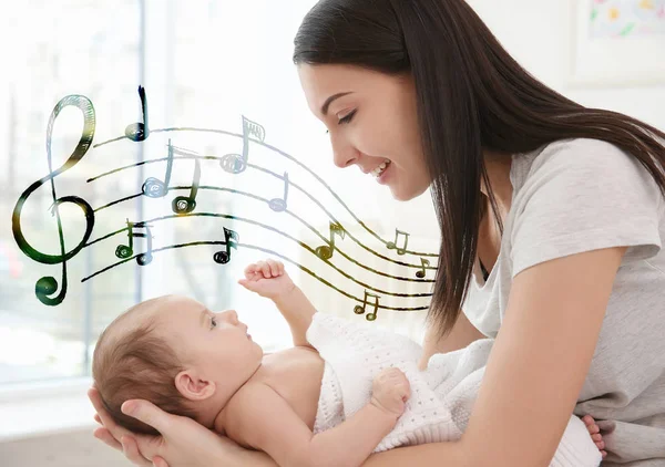 Mãe com bebé em casa. Canções de embalar e conceito de música — Fotografia de Stock