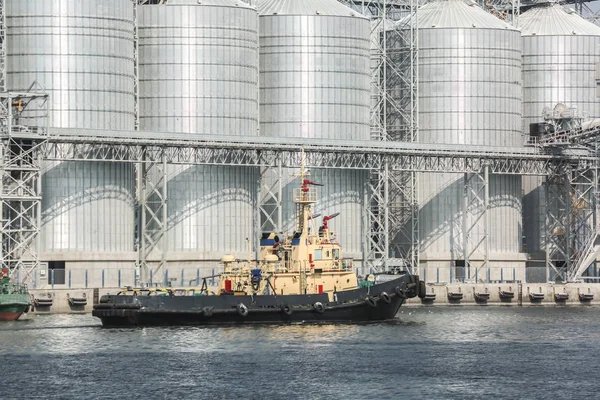 Modern grain elevators — Stock Photo, Image