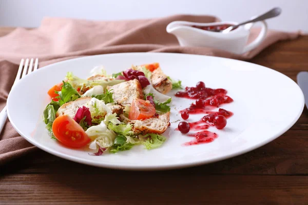 Salat und Preiselbeersoße — Stockfoto