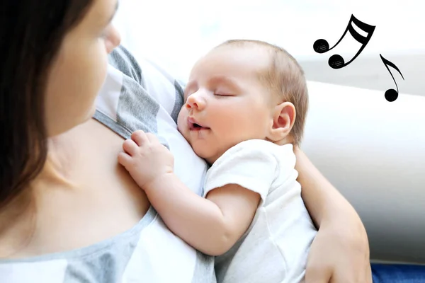 Mutter mit schlafendem Baby zu Hause. Wiegenlied und Musikkonzept — Stockfoto