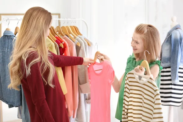 Mor och dotter väljer kläder — Stockfoto