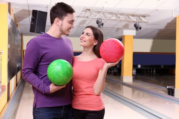 Молодий чоловік і жінка розважаються в боулінг-клубі — стокове фото