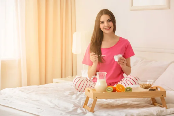 Vacker ung kvinna med frukost — Stockfoto