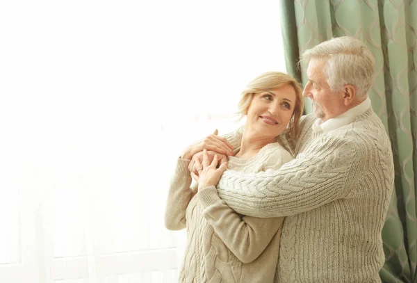 Linda pareja de ancianos — Foto de Stock