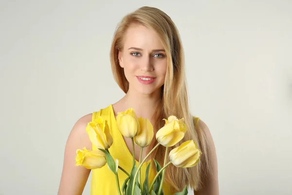 Mujer joven con ramo de tulipanes — Foto de Stock