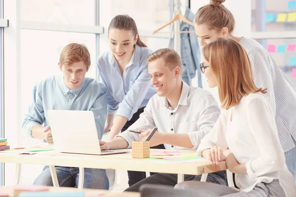 Team av unga marknadschefer — Stockfoto