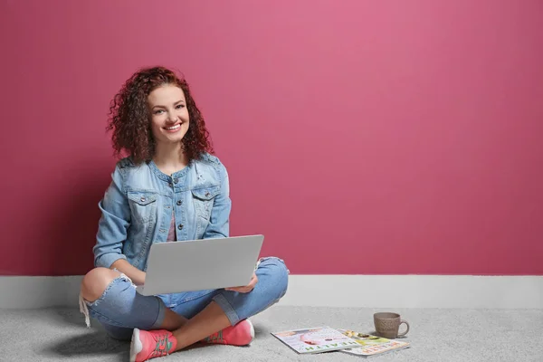 Jovem mulher usando laptop — Fotografia de Stock