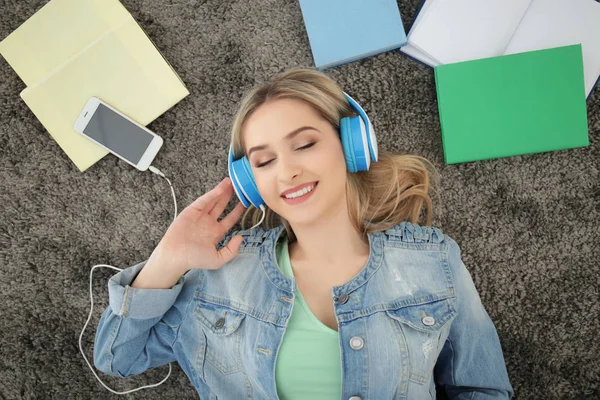 Mujer escuchando audio libro —  Fotos de Stock