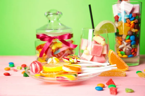 Samenstelling met lekkere snoepjes op kleur achtergrond — Stockfoto