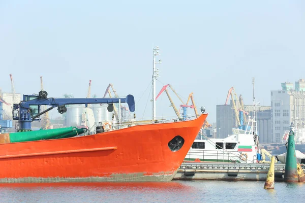 Navio no porto marítimo — Fotografia de Stock