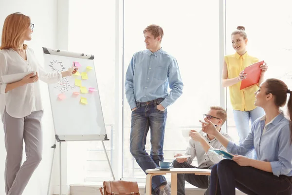 Ung kvinna att göra presentationen i office — Stockfoto