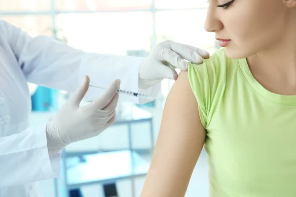 Arts vaccineren patiënt in kliniek — Stockfoto