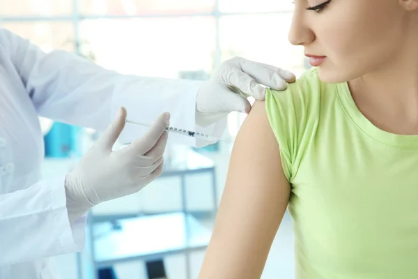 Läkare vaccinerar patienten på kliniken — Stockfoto