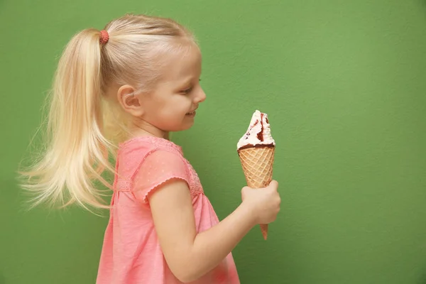 Klein meisje dat ijs eet — Stockfoto