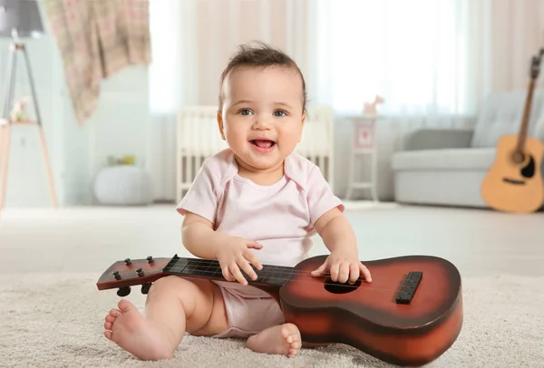 Χαριτωμένο μικρό μωρό με κιθάρα στο σπίτι — Φωτογραφία Αρχείου