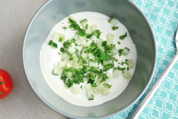 Ciotola con gustoso yogurt — Foto Stock