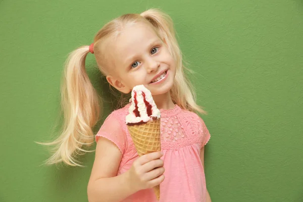 Klein meisje dat ijs eet — Stockfoto