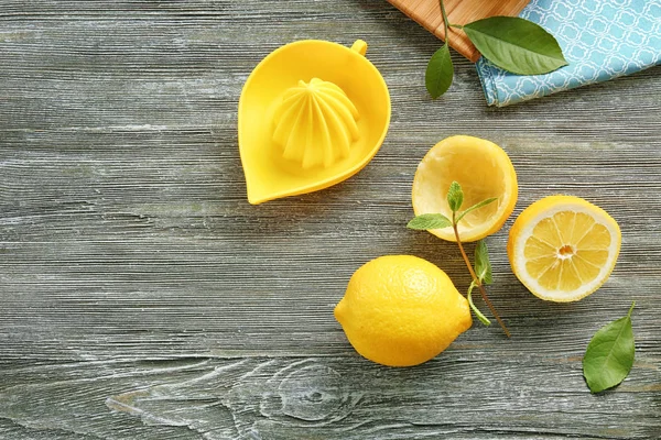 Manual juicer with fresh lemons — Stock Photo, Image