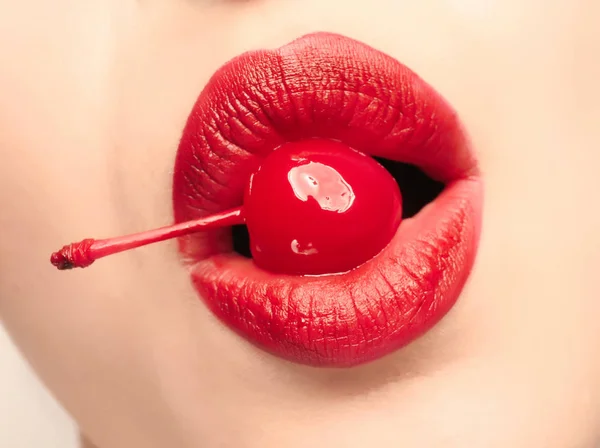 Mulher com cereja na boca — Fotografia de Stock