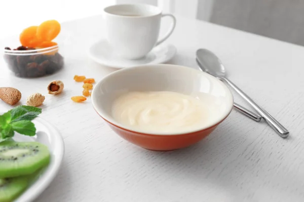 Samenstelling met lekkere yoghurt — Stockfoto