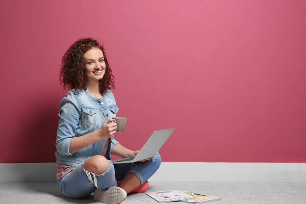 Young woman using laptop — Stock Photo, Image