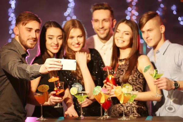 Amici che scattano selfie alla festa nel night club — Foto Stock