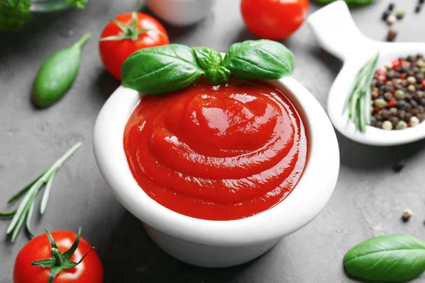 Heerlijke ketchup in kom met ingrediënten — Stockfoto